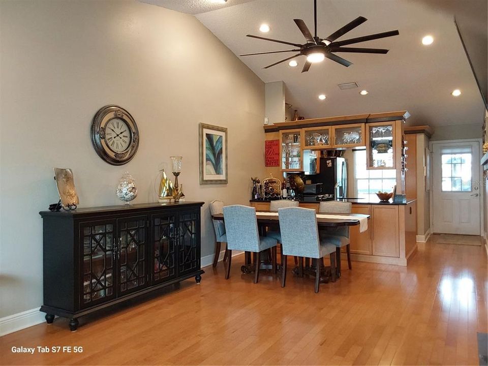 For Sale: $449,900 (2 beds, 2 baths, 920 Square Feet)