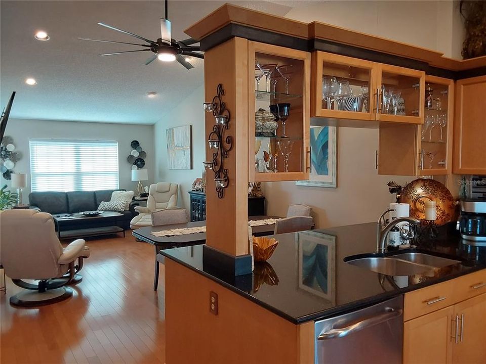 For Sale: $449,900 (2 beds, 2 baths, 920 Square Feet)