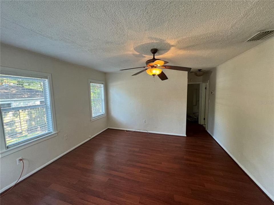 For Rent: $2,000 (3 beds, 1 baths, 996 Square Feet)