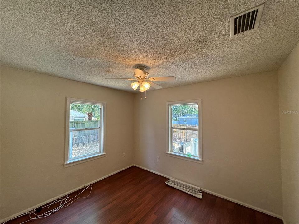 For Rent: $2,000 (3 beds, 1 baths, 996 Square Feet)