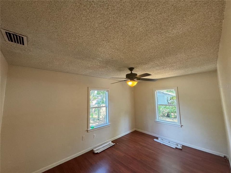 For Rent: $2,000 (3 beds, 1 baths, 996 Square Feet)