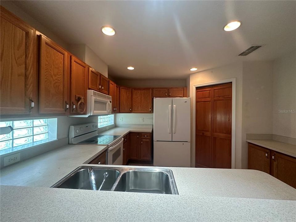 For Sale: $229,888 (2 beds, 2 baths, 1456 Square Feet)