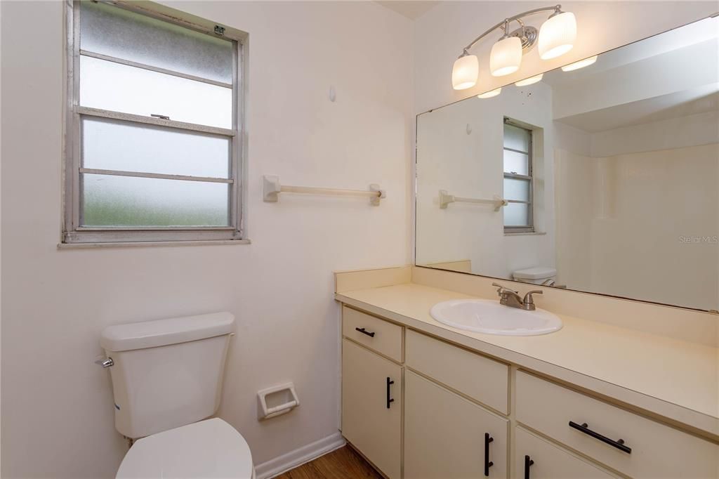 For Sale: $230,000 (2 beds, 2 baths, 918 Square Feet)