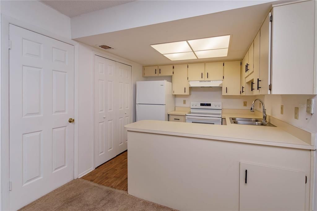 For Sale: $230,000 (2 beds, 2 baths, 918 Square Feet)