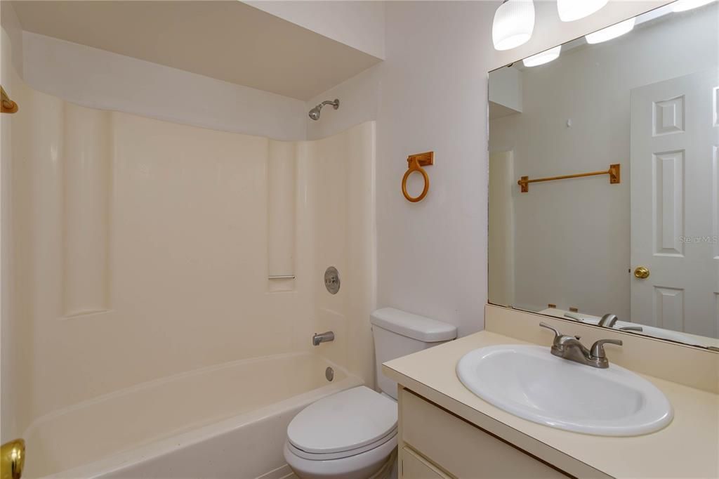 For Sale: $230,000 (2 beds, 2 baths, 918 Square Feet)