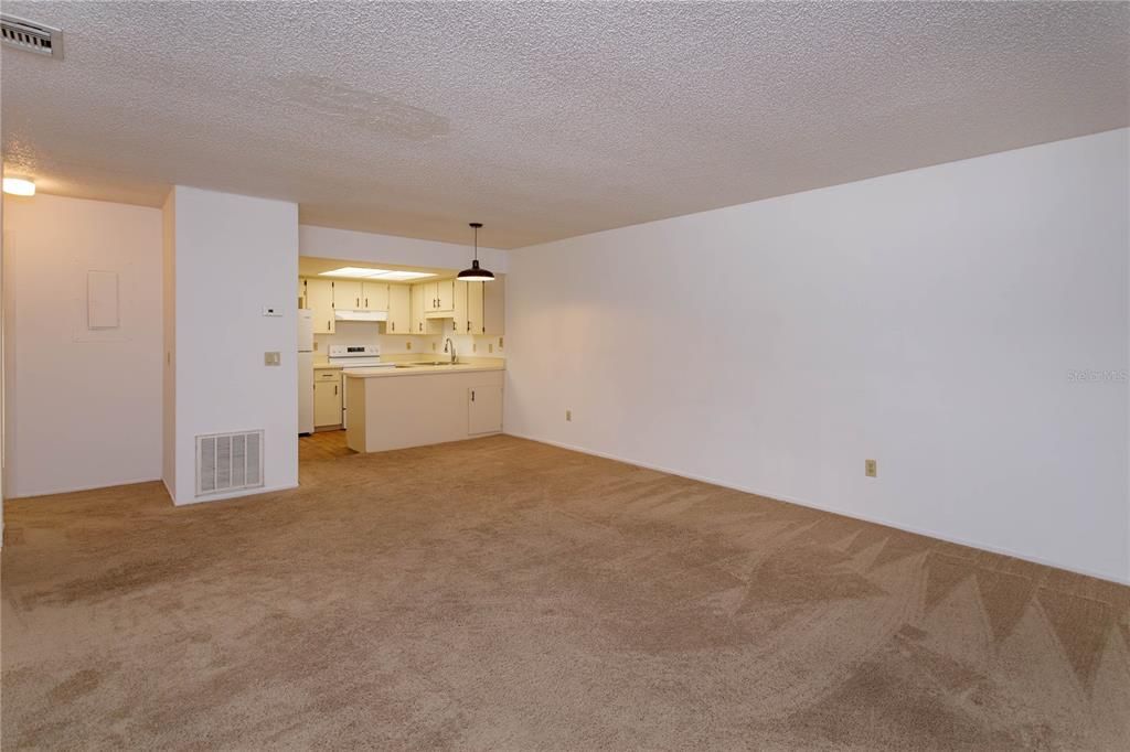 For Sale: $230,000 (2 beds, 2 baths, 918 Square Feet)