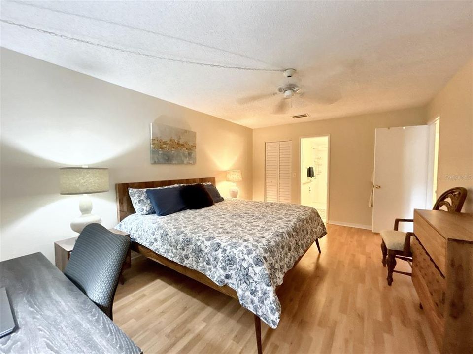 For Sale: $259,900 (2 beds, 2 baths, 1245 Square Feet)