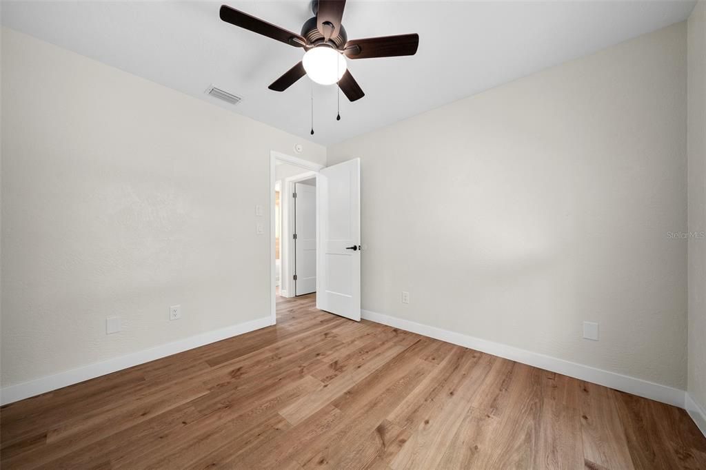 For Sale: $290,000 (2 beds, 1 baths, 912 Square Feet)