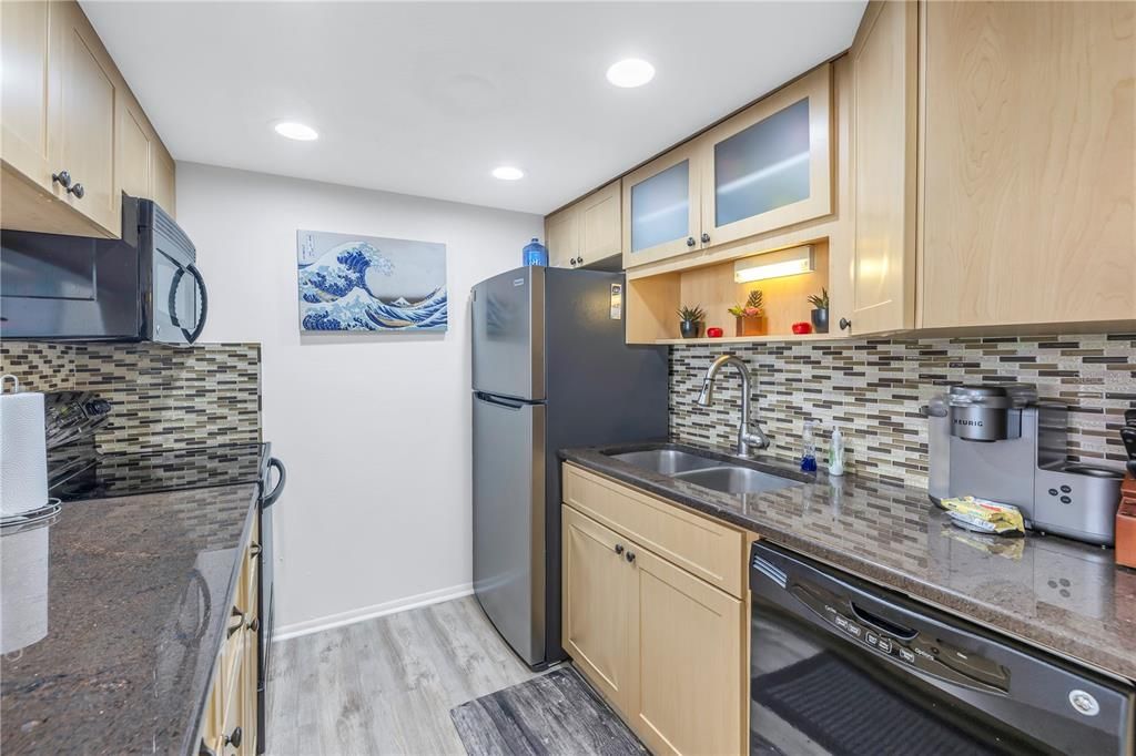 For Sale: $339,000 (1 beds, 1 baths, 787 Square Feet)