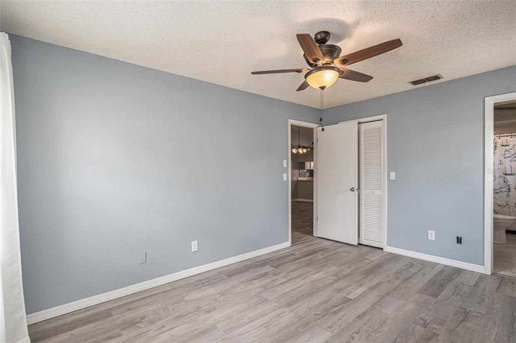 For Sale: $239,900 (2 beds, 2 baths, 915 Square Feet)