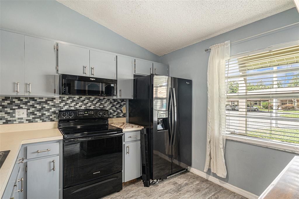 For Sale: $239,900 (2 beds, 2 baths, 915 Square Feet)