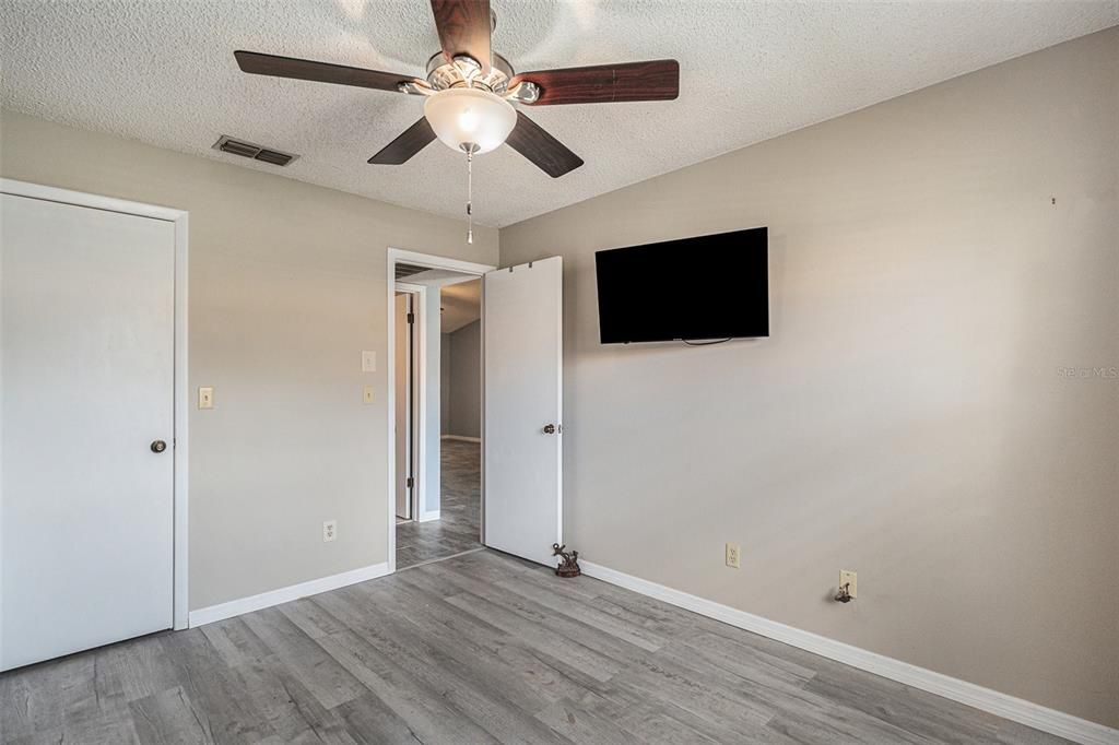 For Sale: $239,900 (2 beds, 2 baths, 915 Square Feet)