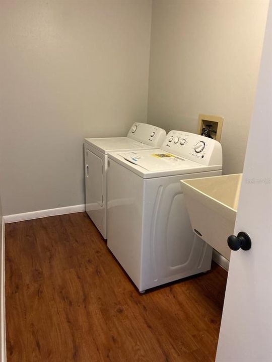 Active With Contract: $259,900 (3 beds, 2 baths, 1570 Square Feet)