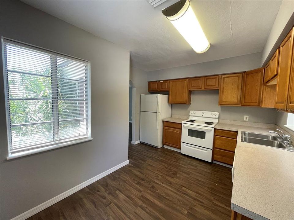 For Rent: $2,200 (2 beds, 1 baths, 1098 Square Feet)