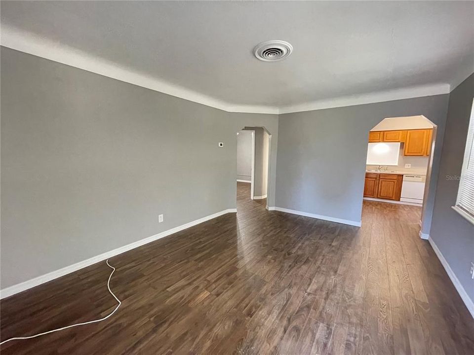 For Rent: $2,200 (2 beds, 1 baths, 1098 Square Feet)