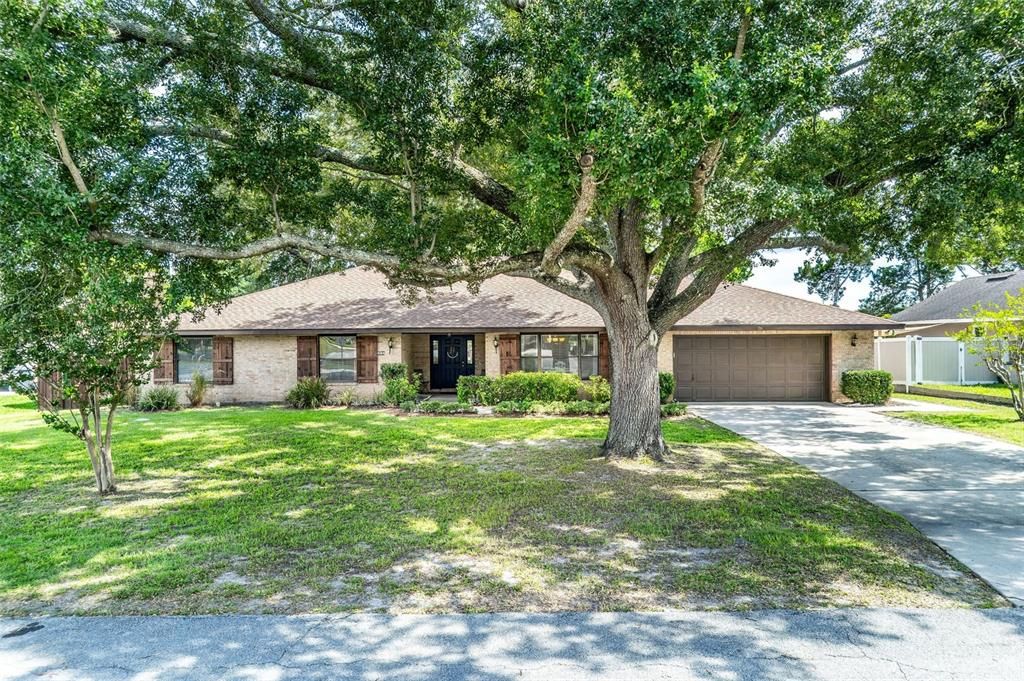 Charming 3/2.5 home located in Debary Plantation