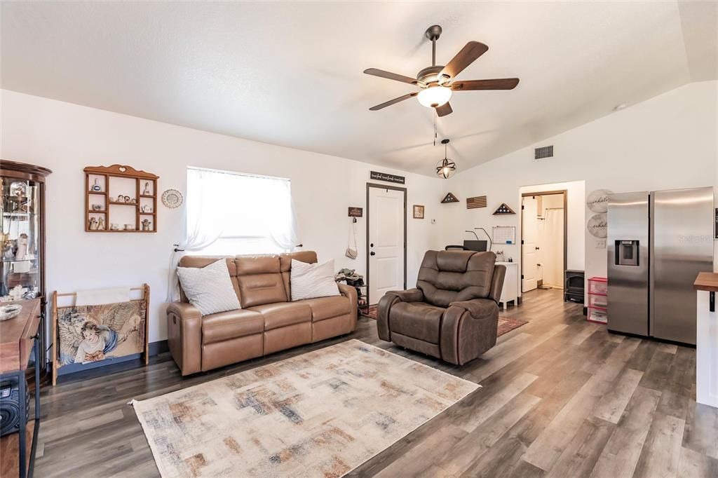 For Sale: $315,000 (3 beds, 2 baths, 1376 Square Feet)