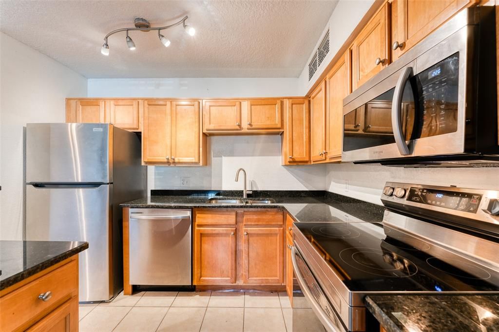 For Sale: $189,000 (2 beds, 1 baths, 867 Square Feet)