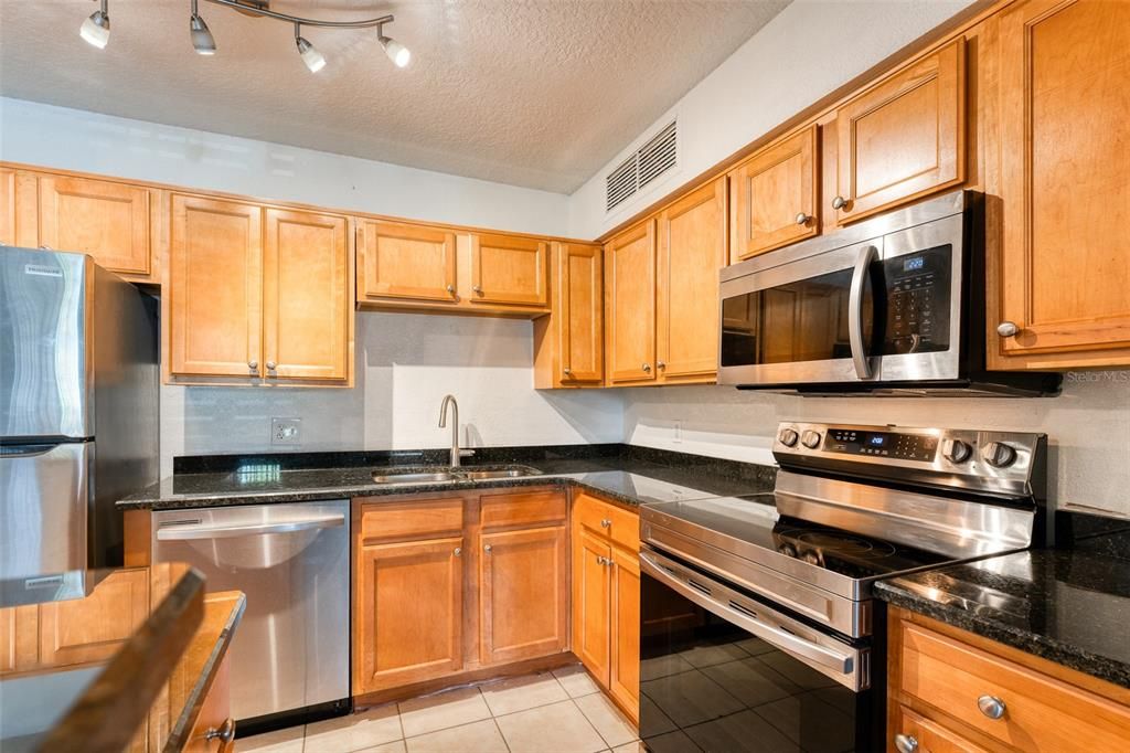 For Sale: $189,000 (2 beds, 1 baths, 867 Square Feet)