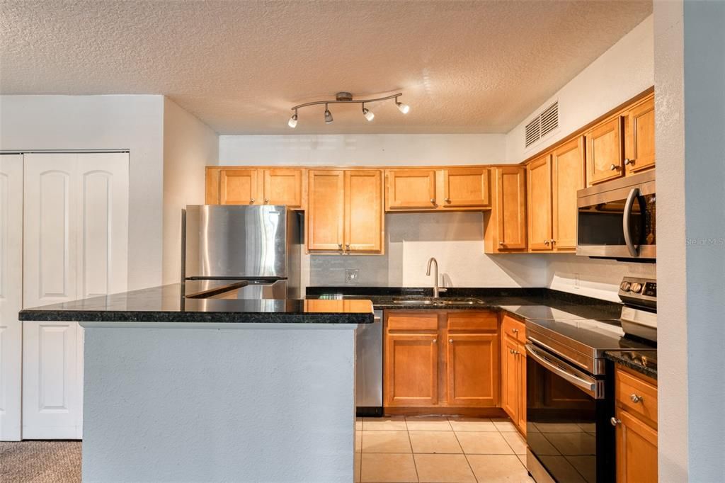 For Sale: $164,900 (2 beds, 1 baths, 867 Square Feet)