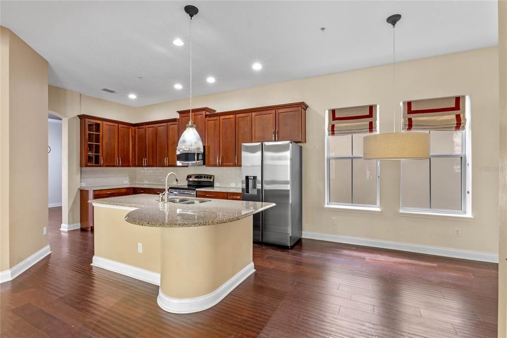 Charming kitchen with large island, wonderful for baking!