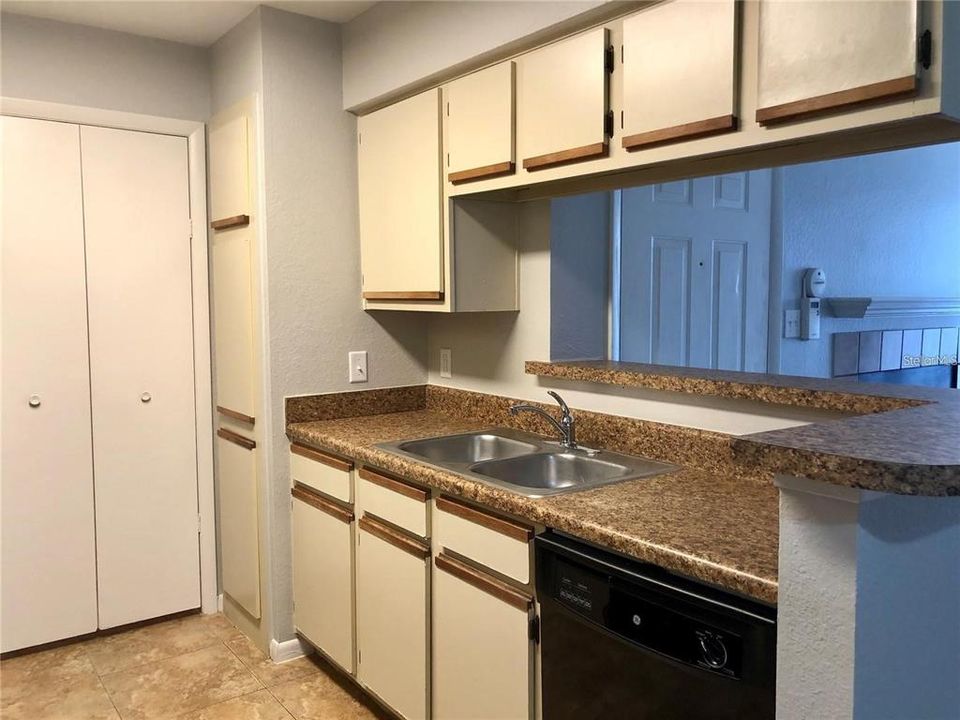 For Rent: $1,400 (1 beds, 1 baths, 660 Square Feet)