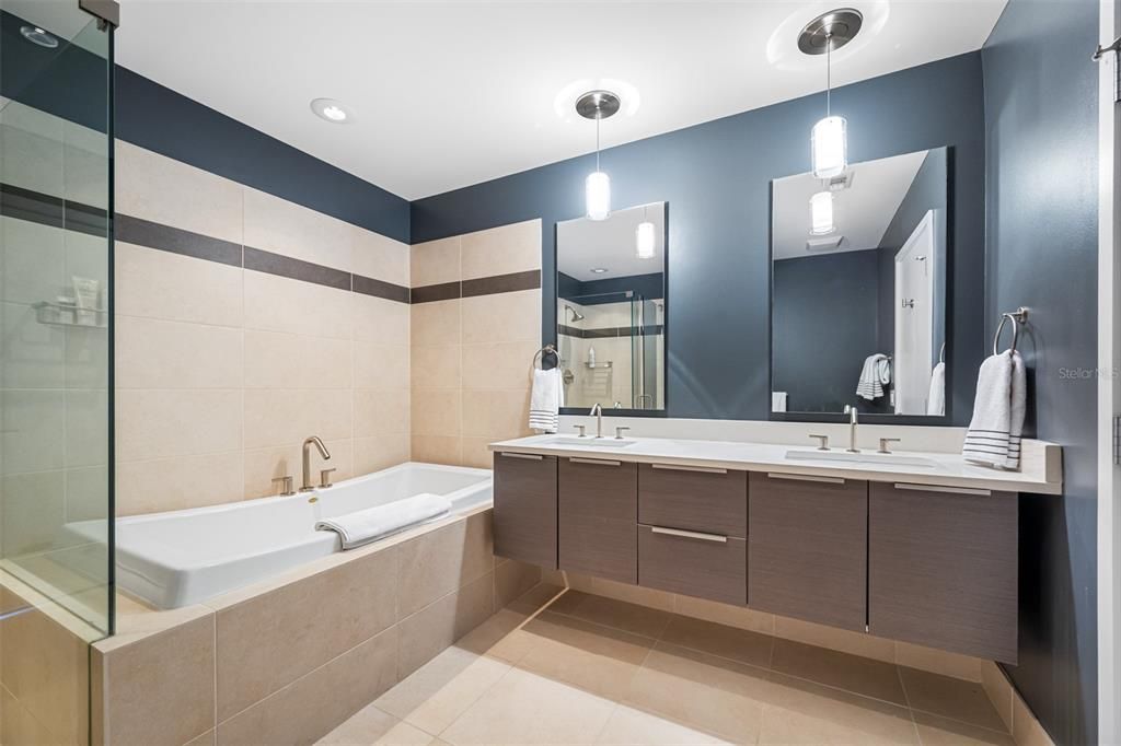 For Sale: $799,000 (1 beds, 1 baths, 1007 Square Feet)