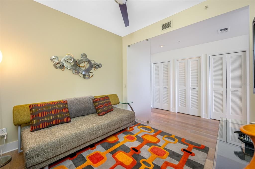 For Sale: $799,000 (1 beds, 1 baths, 1007 Square Feet)