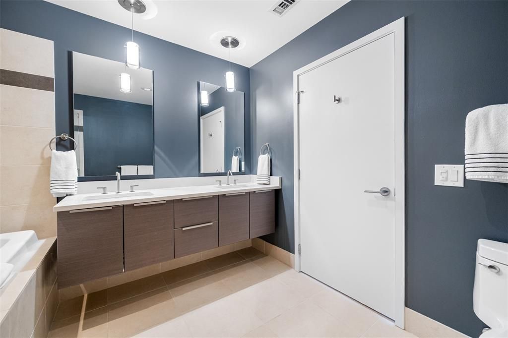 For Sale: $799,000 (1 beds, 1 baths, 1007 Square Feet)