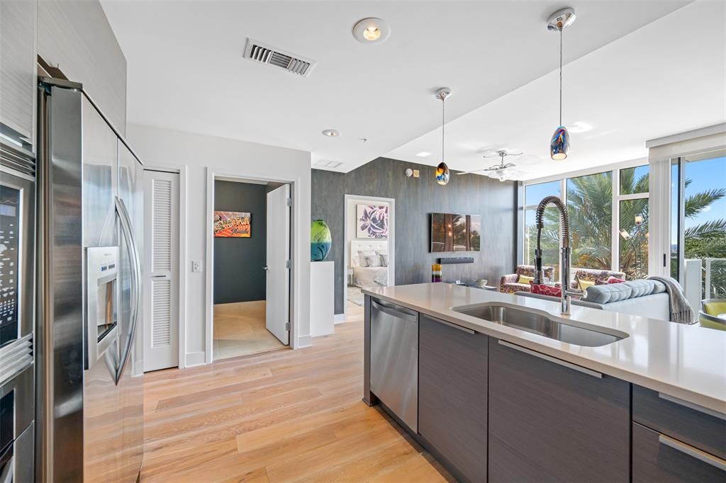 For Sale: $719,000 (1 beds, 1 baths, 1007 Square Feet)