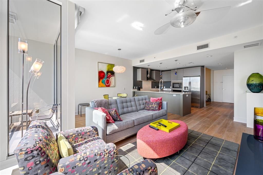 For Sale: $799,000 (1 beds, 1 baths, 1007 Square Feet)