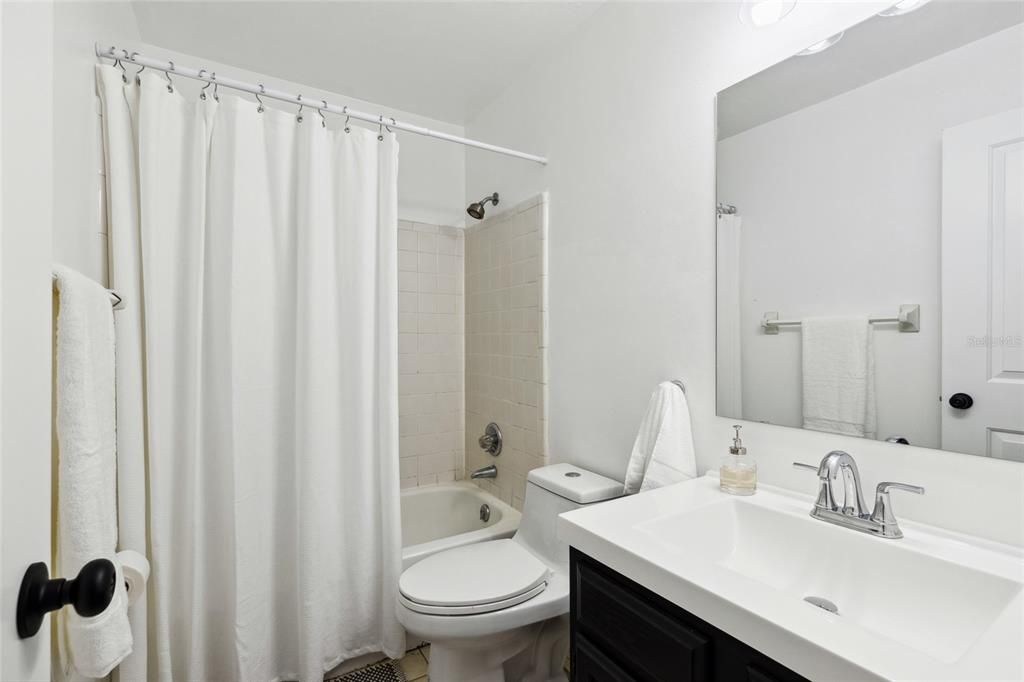 For Sale: $175,000 (2 beds, 2 baths, 1070 Square Feet)