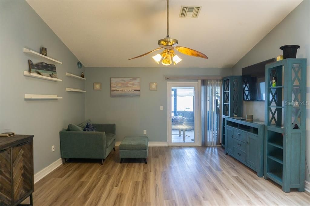 For Sale: $339,900 (2 beds, 2 baths, 1160 Square Feet)