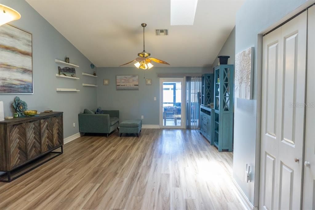 For Sale: $339,900 (2 beds, 2 baths, 1160 Square Feet)