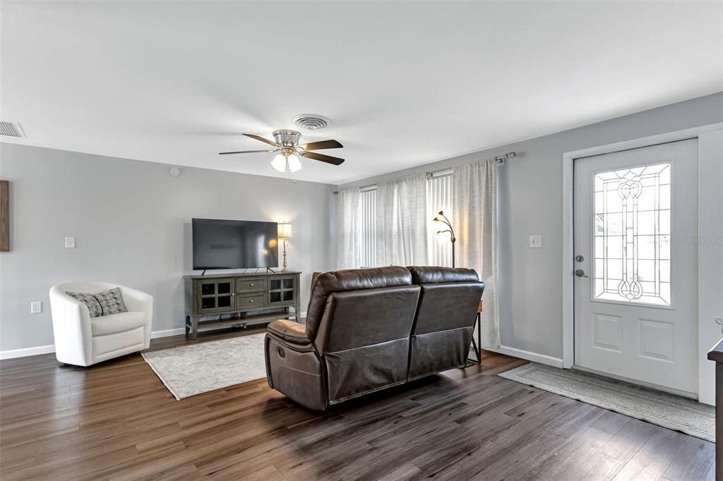 For Sale: $305,000 (2 beds, 2 baths, 968 Square Feet)