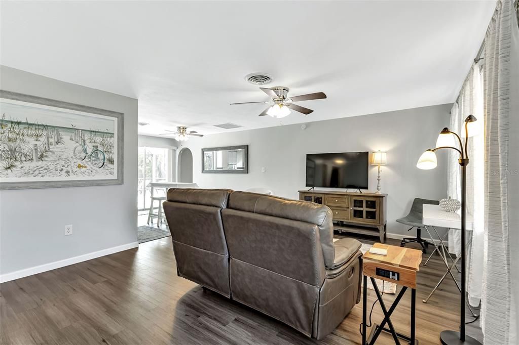 For Sale: $305,000 (2 beds, 2 baths, 968 Square Feet)