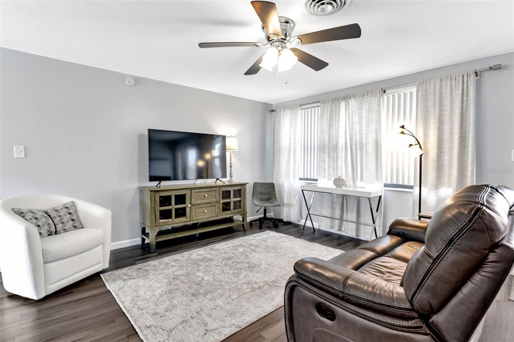 For Sale: $305,000 (2 beds, 2 baths, 968 Square Feet)