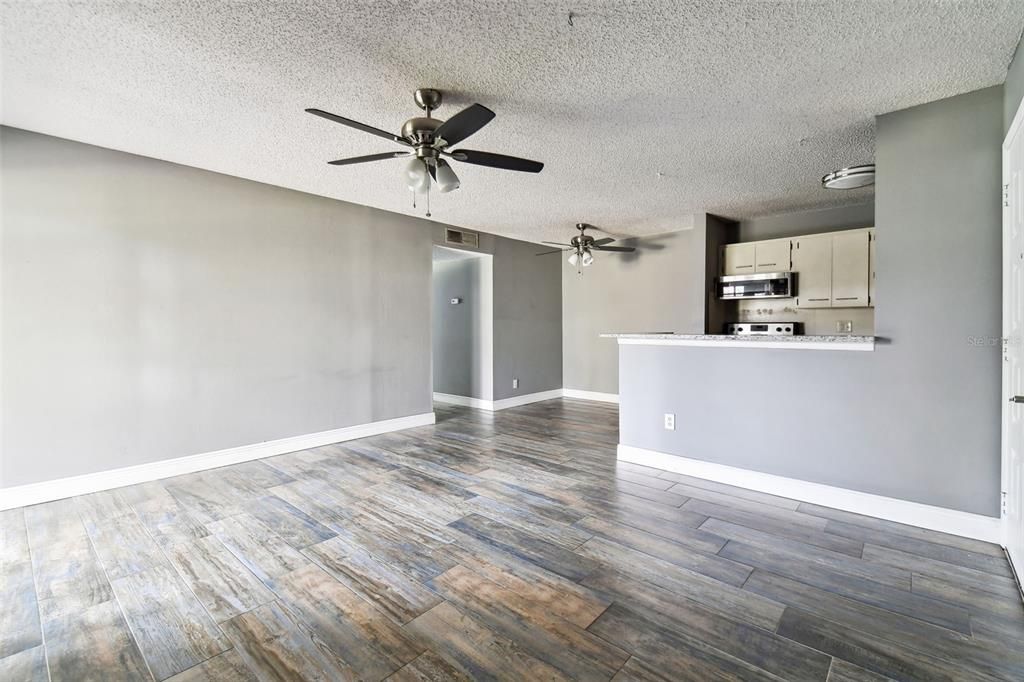 For Rent: $1,750 (2 beds, 1 baths, 876 Square Feet)