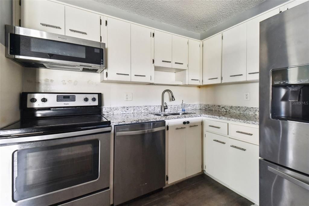 For Rent: $1,750 (2 beds, 1 baths, 876 Square Feet)