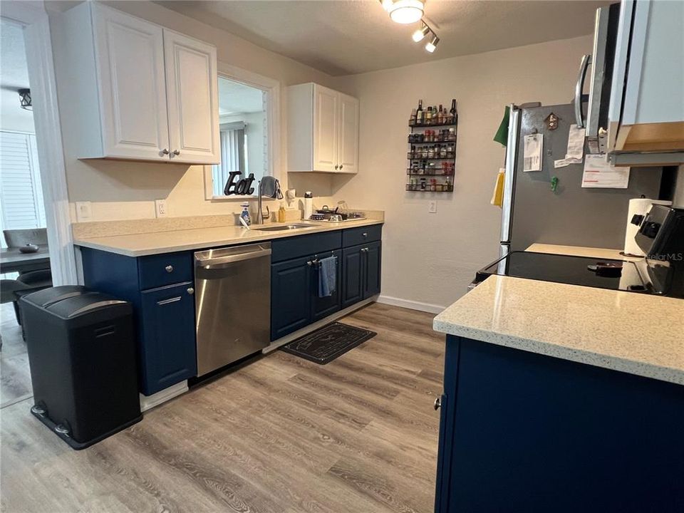 Recently Sold: $390,000 (3 beds, 1 baths, 1324 Square Feet)
