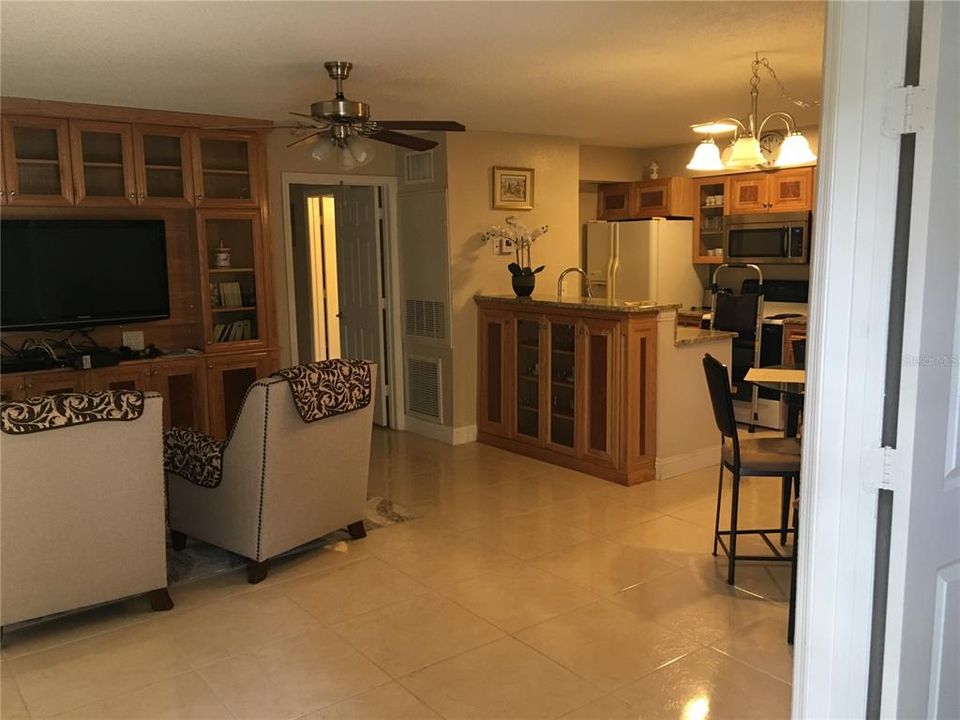 For Sale: $204,500 (2 beds, 2 baths, 874 Square Feet)