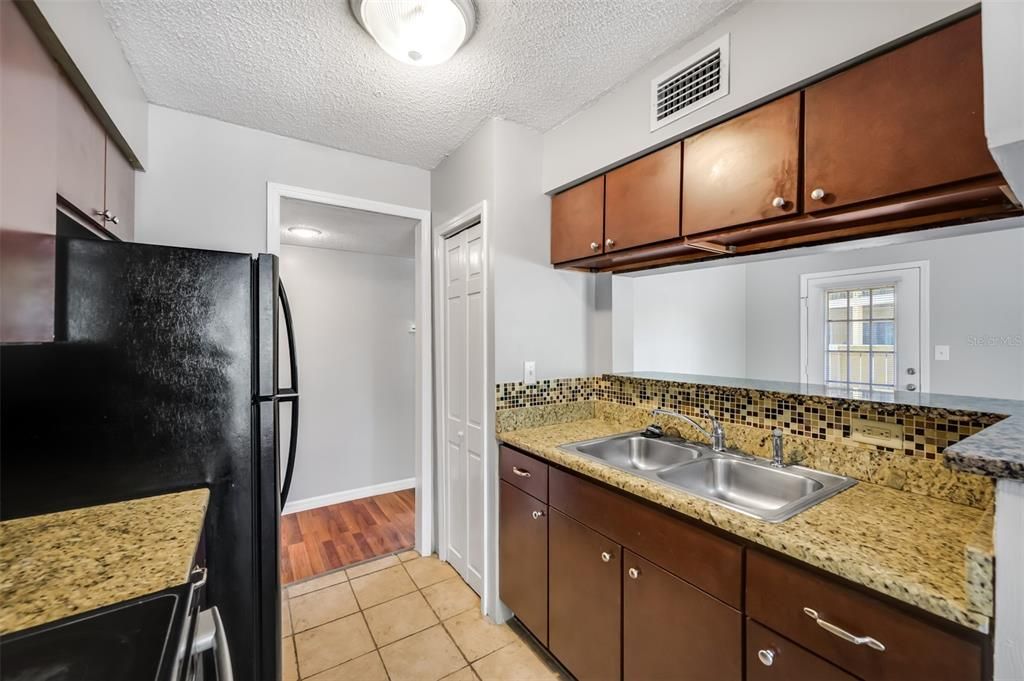 For Rent: $1,350 (1 beds, 1 baths, 581 Square Feet)