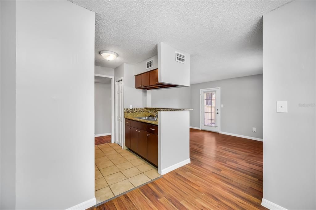 For Rent: $1,350 (1 beds, 1 baths, 581 Square Feet)