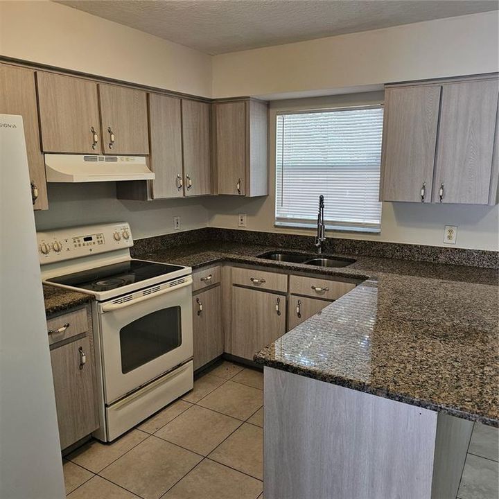 Spacious Kitchen with granite