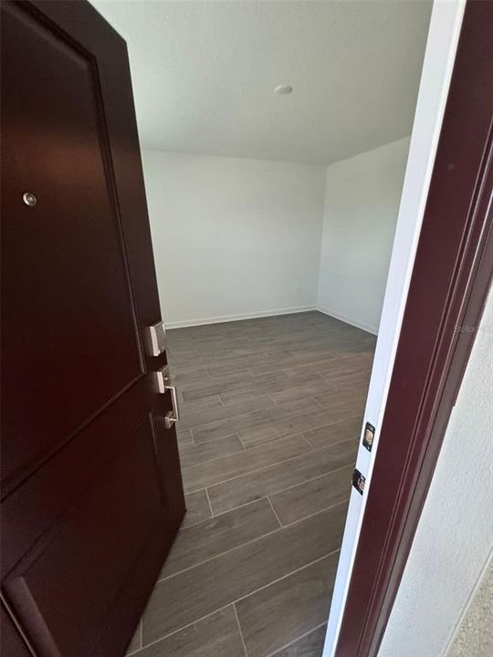 Active With Contract: $1,350 (1 beds, 1 baths, 400 Square Feet)