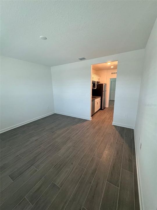 Active With Contract: $1,350 (1 beds, 1 baths, 400 Square Feet)