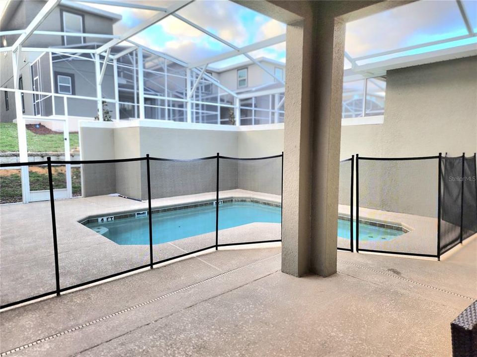 PRIVATE SCREENED IN PATIO POOL!