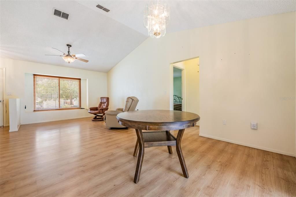 For Sale: $285,000 (2 beds, 2 baths, 1252 Square Feet)