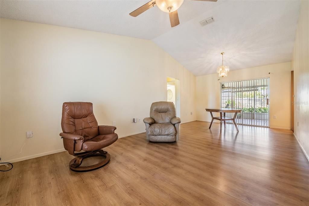 For Sale: $285,000 (2 beds, 2 baths, 1252 Square Feet)