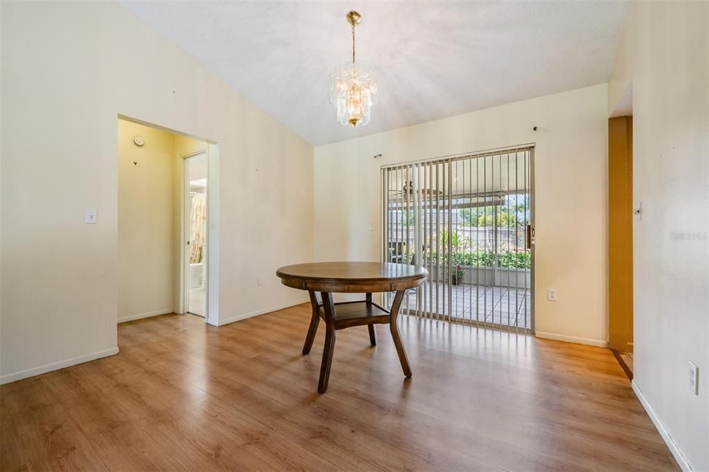 For Sale: $285,000 (2 beds, 2 baths, 1252 Square Feet)